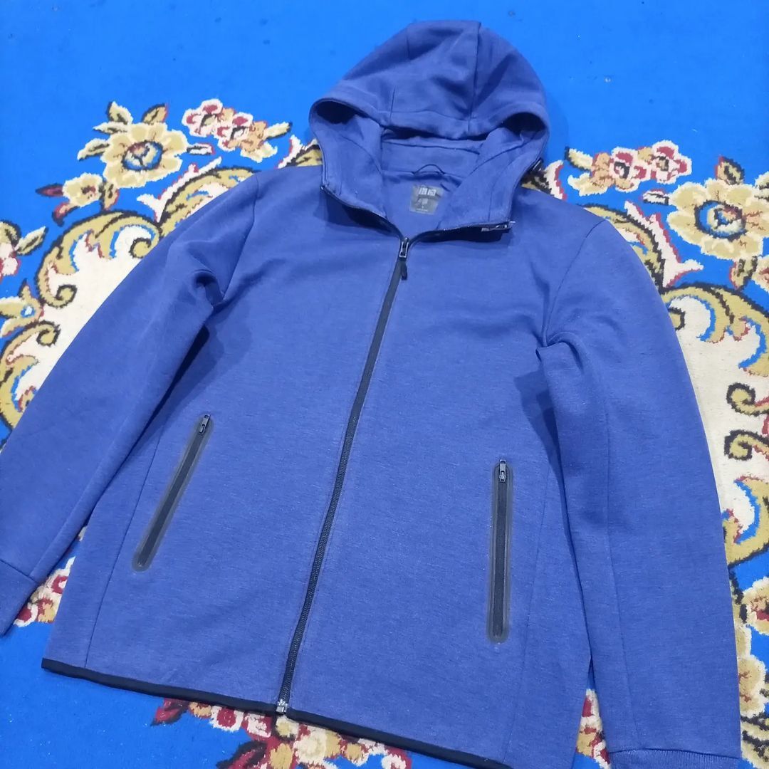 Jaket zip hoodie UNIQLO polos size L casual bagus murah Fesyen Pria Pakaian Baju Luaran di Carousell