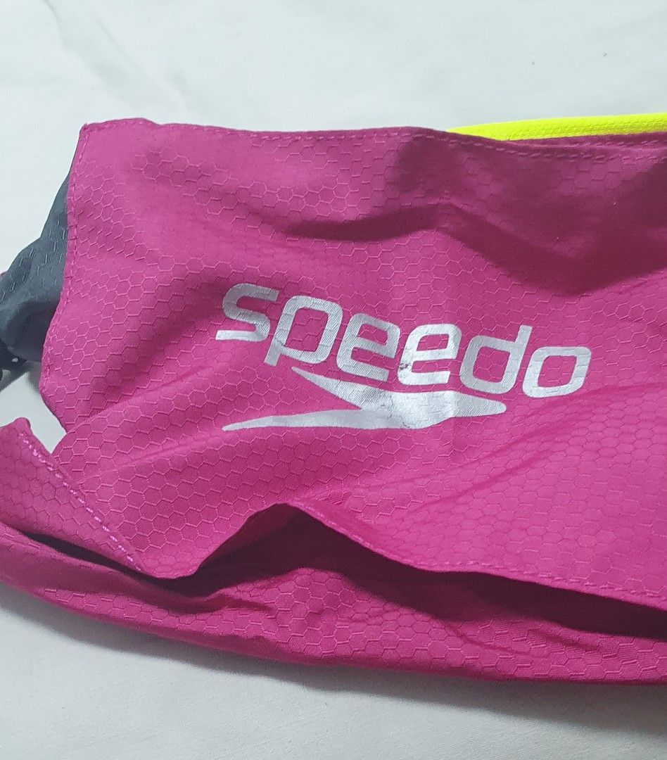Pool side bag SPEEDO (Category: Water Sports) located in Manila. Submitted by bebothann (Listing ID 1319813498, Image 2). Description: SPEEDO Poolside bag made in vietnam magenta oxid grey new Negotiable shipping fee c/o buyer.