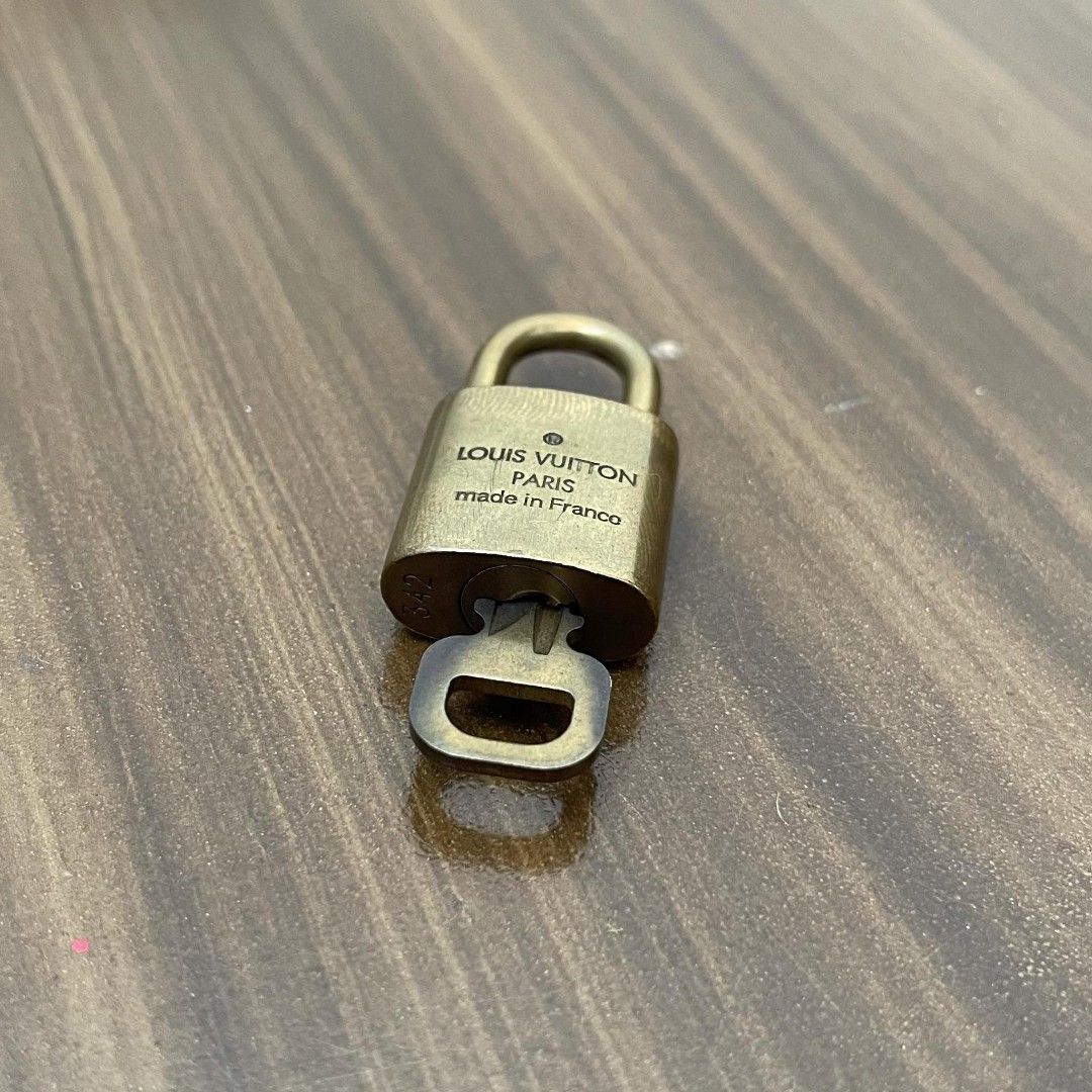 Pre Owned Authentic LOUIS VUITTON LV Lock and Key #1 (Category: Luxury Accessories) located in Paranaque City. Submitted by Glamfahd (Listing ID 1319812378, Image 3). Description: PRE OWNED AUTHENTIC LOUIS VUITTON LV LOCK AND KEY Features With 1 key Condition Signs of use Marks Please see photos to appreciate.
