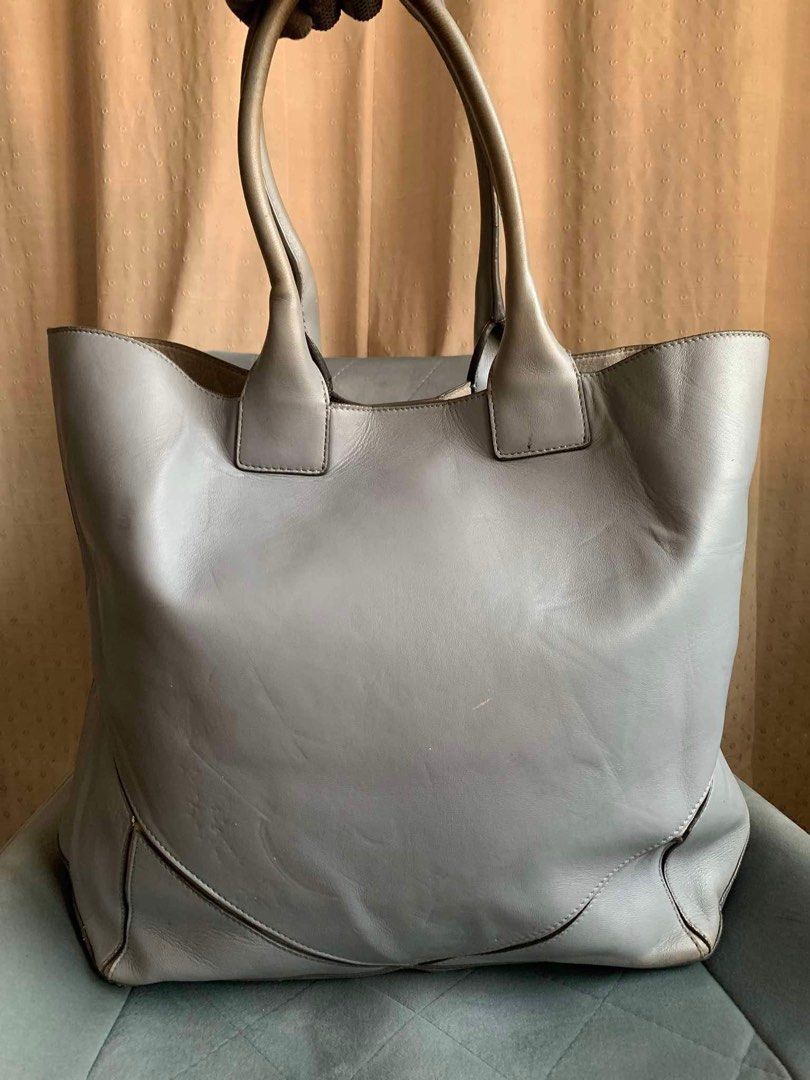 Project Bag Givenchy Easy tote (Category: Luxury Bags & Wallets) located in Cagayan de Oro. Submitted by borse_de_amore (Listing ID 1319789075, Image 2). Description: Project Bag Givenchy Easy tote Needs Restoration. Good pa Body. Large size Sale at 2,000 only from 3,500.