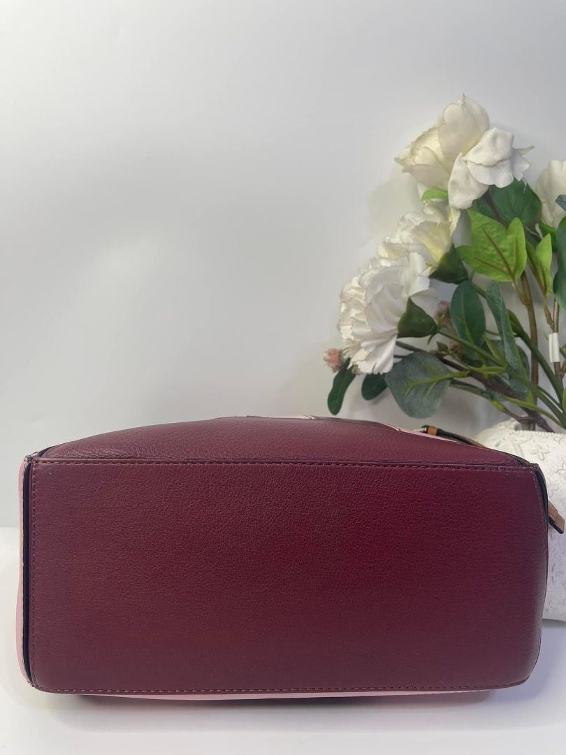 Puzzle Bag Small Tricolor LOEWE (Category: Luxury Bags & Wallets) located in Quezon City. Submitted by hellopatchi (Listing ID 1319735650, Image 2). Description: Loewe Puzzle Bag Small Tricolor 9/10 Condition Inclusions: strap, dustbag 𝖦𝗎𝗋𝖺𝗇𝗍𝖾𝖾𝖽 𝖺𝗎𝗍𝗁𝖾𝗇𝗍𝗂𝖼／𝗈𝗋𝗂𝗀𝗂𝗇𝖺𝗅 𝗂𝗍𝖾𝗆𝗌． 𝖶𝖾 𝗈𝖿𝖿𝖾𝗋 𝗆𝗈𝗇𝖾𝗒 𝖻𝖺𝖼𝗄 𝗀𝗎𝖺𝗋𝖺𝗇𝗍𝖾𝖾 𝗂𝖿 𝗉𝗋𝗈𝗏𝖾𝗇 𝖿𝖺𝗄𝖾．.
