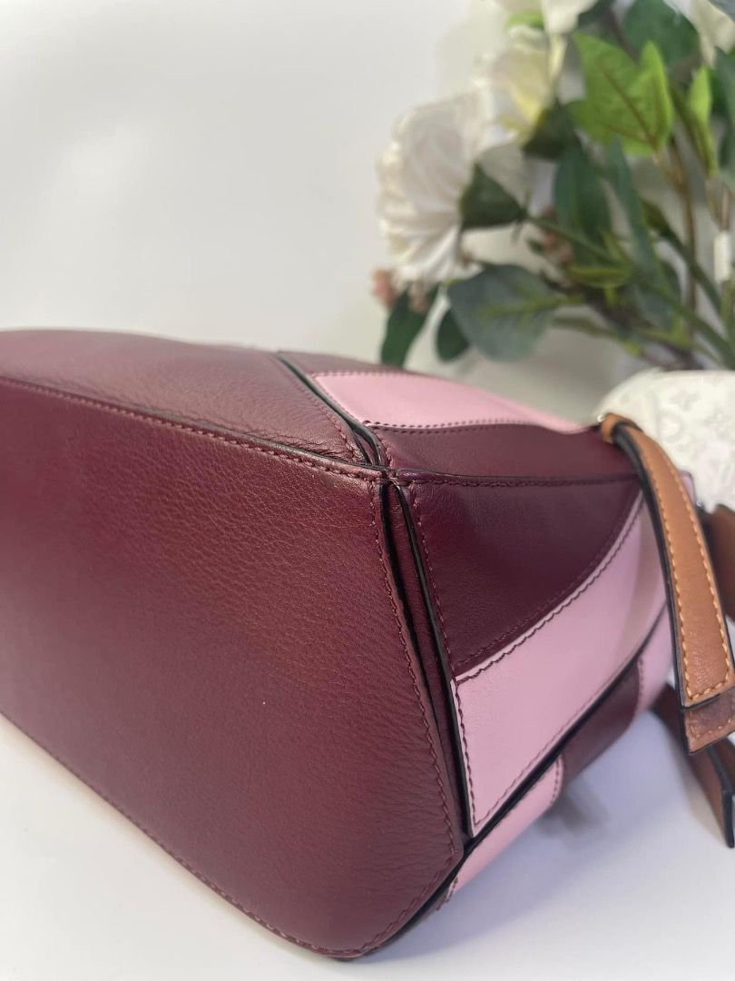 Puzzle Bag Small Tricolor LOEWE (Category: Luxury Bags & Wallets) located in Quezon City. Submitted by hellopatchi (Listing ID 1319735650, Image 3). Description: Loewe Puzzle Bag Small Tricolor 9/10 Condition Inclusions: strap, dustbag 𝖦𝗎𝗋𝖺𝗇𝗍𝖾𝖾𝖽 𝖺𝗎𝗍𝗁𝖾𝗇𝗍𝗂𝖼／𝗈𝗋𝗂𝗀𝗂𝗇𝖺𝗅 𝗂𝗍𝖾𝗆𝗌． 𝖶𝖾 𝗈𝖿𝖿𝖾𝗋 𝗆𝗈𝗇𝖾𝗒 𝖻𝖺𝖼𝗄 𝗀𝗎𝖺𝗋𝖺𝗇𝗍𝖾𝖾 𝗂𝖿 𝗉𝗋𝗈𝗏𝖾𝗇 𝖿𝖺𝗄𝖾．.