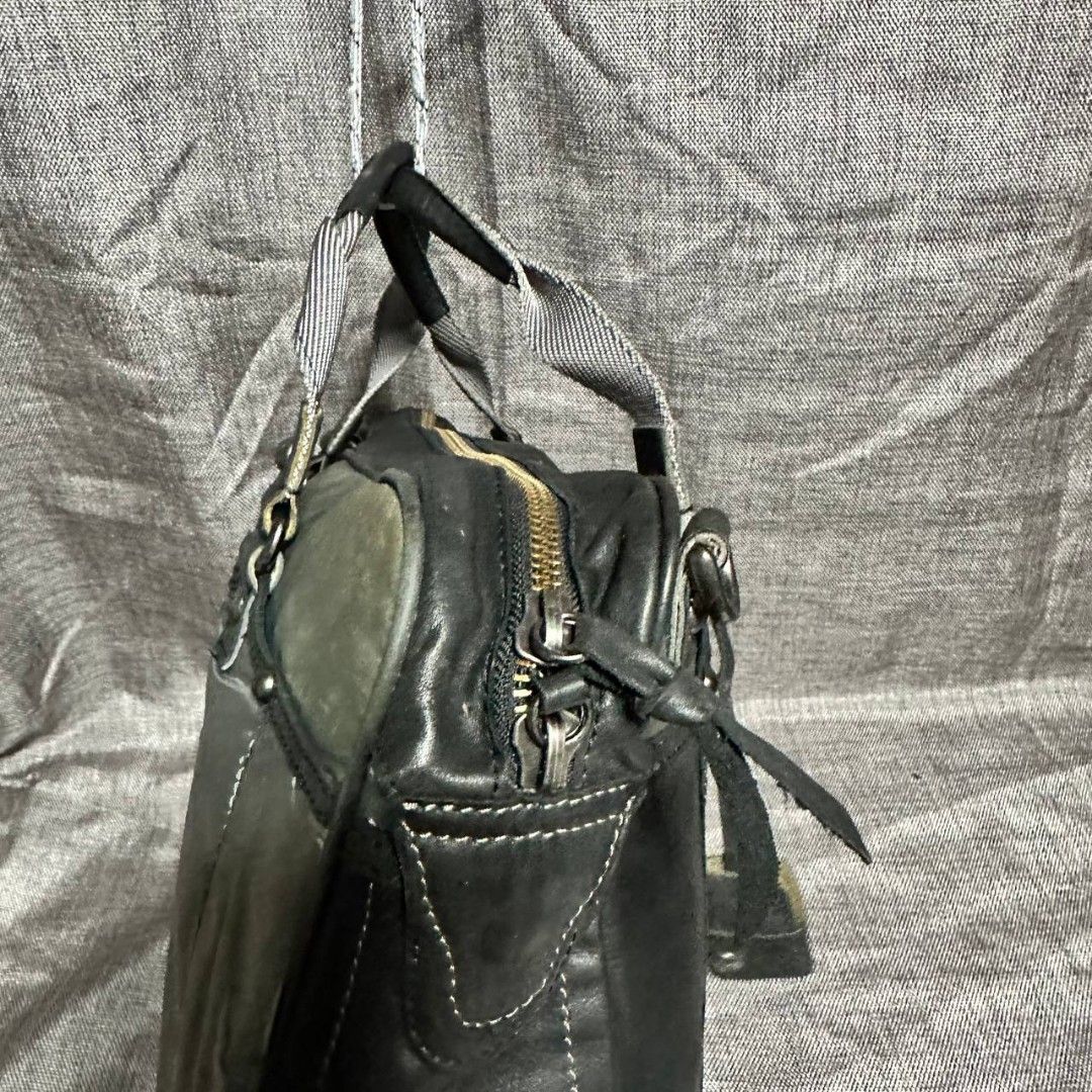 Tough Jeansmith Document bag (Category: Luxury Bags & Wallets) located in Manila. Submitted by greyinfash06839 (Listing ID 1319867218, Image 2). Description: 🤍Price: 2,999 pesos only 🤍Item: Tough Jeansmith Document bag 🤍Brand: Tough Jeansmith 🤍Matirial: Leather 🤍Quality: Original 🤍color: Black 🤍Size: Large 🤍Dimension. H: 11 L: 16 W: 6 🤍Sex: For men 🤍Issue: No sling 🤍Condition Rate: 8/10 🤍Other info:.