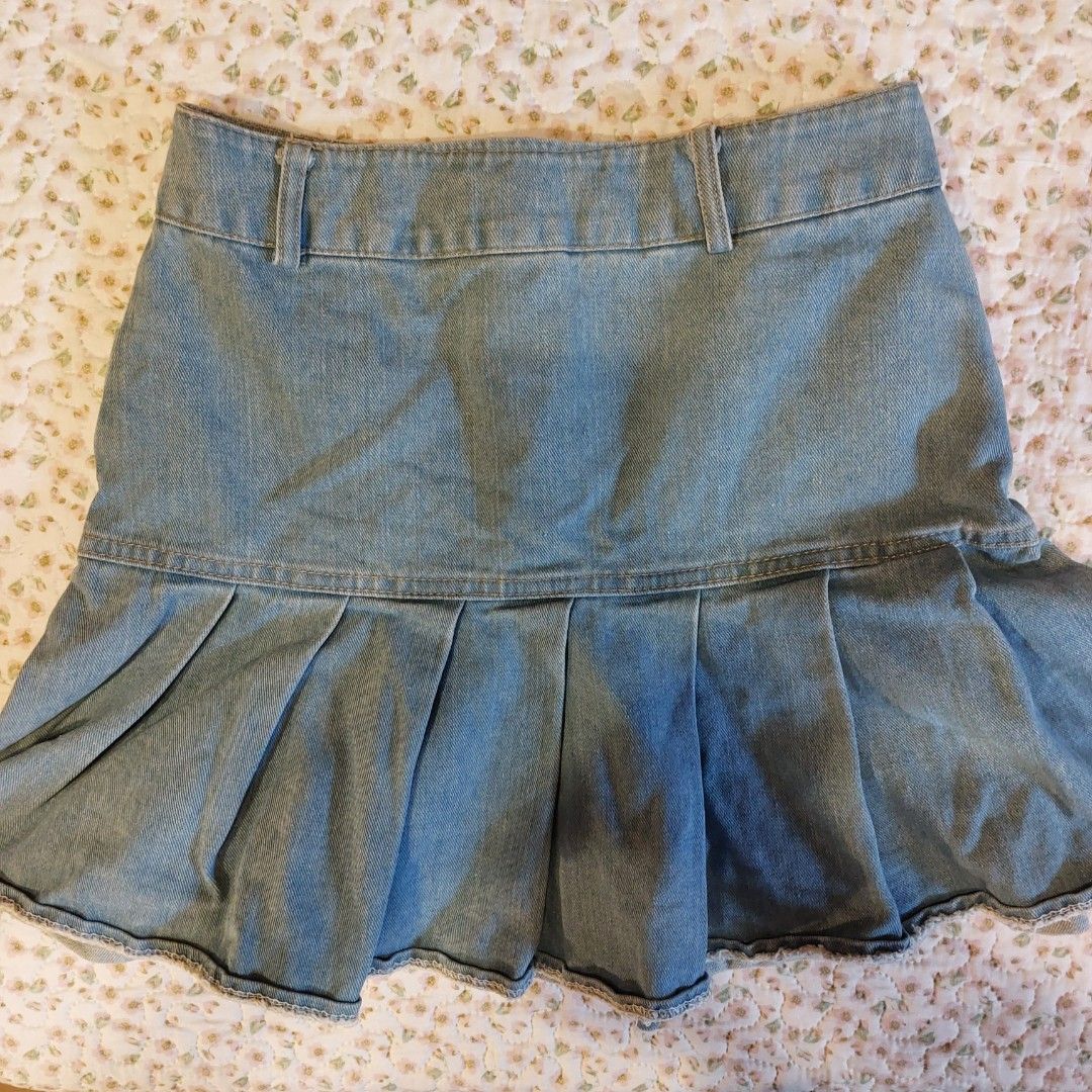 Y2K Coquette Denim Skirt (Category: Skirts) located in Manila. Submitted by oreleo_2003 (Listing ID 1319776728, Image 2). Description: Bought from a 2nd hand shop on Sh0pee, unique design, pretty in person. 😊 RFS: Does not fit Waist: 25-26 Can send more photos upon request, buyer must shoulder delivery fee. LOC: Muntinlupa MOD: JNT Direct MOP: Gcash, PAYO.