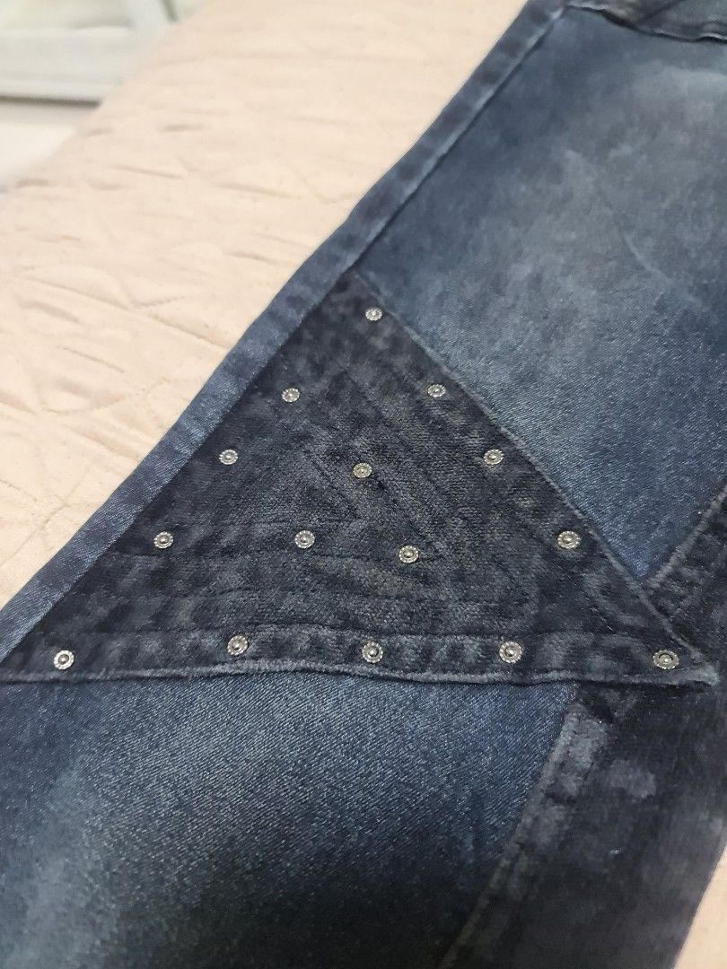 Y2K/Grunge Flared Pants (Category: Jeans) located in Bacoor. Submitted by cielastrae (Listing ID 1319864205, Image 3). Description: REMINDER: THIS PANTS IS FROM UKAY UKAY. PLEASE MANAGE YOUR EXPECTATIONS MIDWAIST Waist: 28" on tag, can go 29" Length: 40.5" Hem: 9.5" ISSUES: no heavy issues, I havent used this ever since I bought it RFS: decluttering DM for inquiries or purchase..