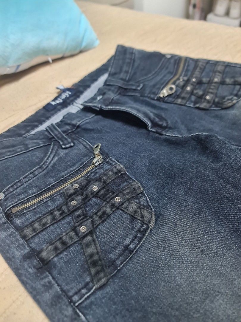 Y2K/Grunge Flared Pants (Category: Jeans) located in Bacoor. Submitted by cielastrae (Listing ID 1319864205, Image 2). Description: REMINDER: THIS PANTS IS FROM UKAY UKAY. PLEASE MANAGE YOUR EXPECTATIONS MIDWAIST Waist: 28" on tag, can go 29" Length: 40.5" Hem: 9.5" ISSUES: no heavy issues, I havent used this ever since I bought it RFS: decluttering DM for inquiries or purchase..
