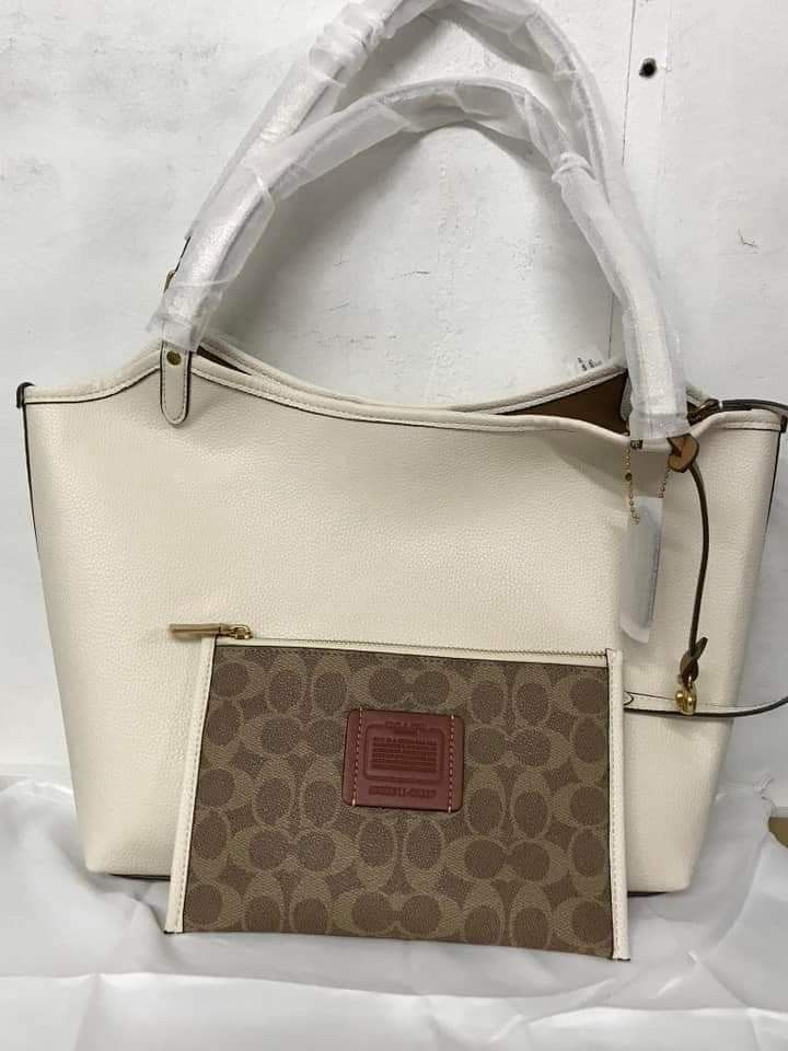 🍀 CCH Day Tote (Category: Luxury Bags & Wallets) located in Manila. Submitted by shan_kenz (Listing ID 1319945941, Image 2). Description: 🍀 CCH Day Tote ▪️ 12 3/4" (L) x 11 1/2" (H) x 5 1/4" (W) 🍀 P2,200 ▪️Actual photo ▪️Plus SF.
