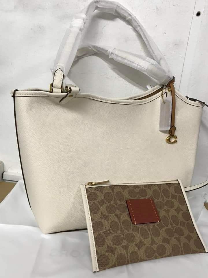 🍀 CCH Day Tote (Category: Luxury Bags & Wallets) located in Manila. Submitted by shan_kenz (Listing ID 1319945941, Image 3). Description: 🍀 CCH Day Tote ▪️ 12 3/4" (L) x 11 1/2" (H) x 5 1/4" (W) 🍀 P2,200 ▪️Actual photo ▪️Plus SF.