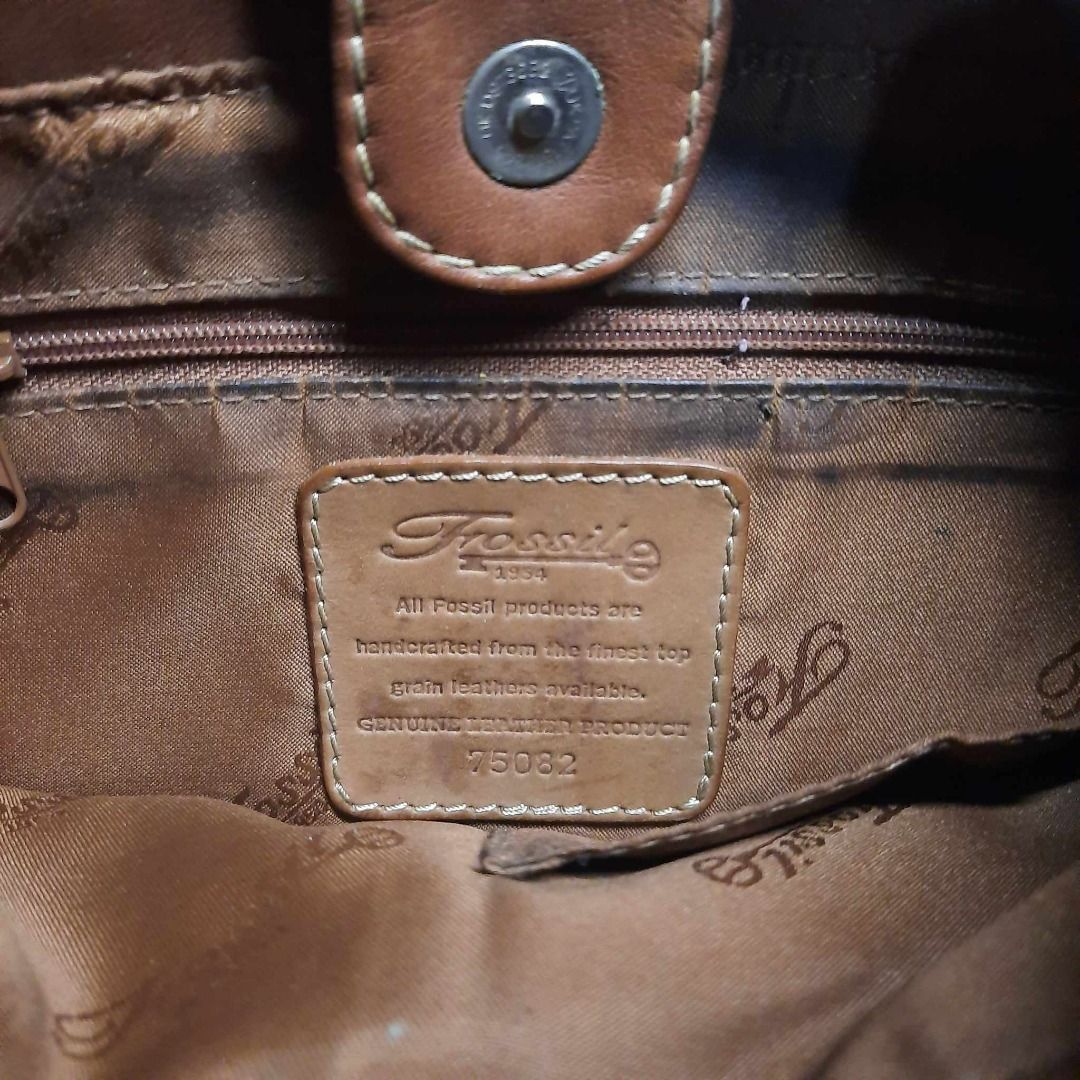 Authentic Fossil leather hobo bag (Category: Shoulder Bags) located in Caloocan City. Submitted by preloved.decluttering (Listing ID 1319947886, Image 2). Description: Authentic Fossil leather hobo bag 18 cm height x 27 cm width x 8 cm wide yung base Issues: the Fossil key is rusting, has a ballpen mark (see last photo) .