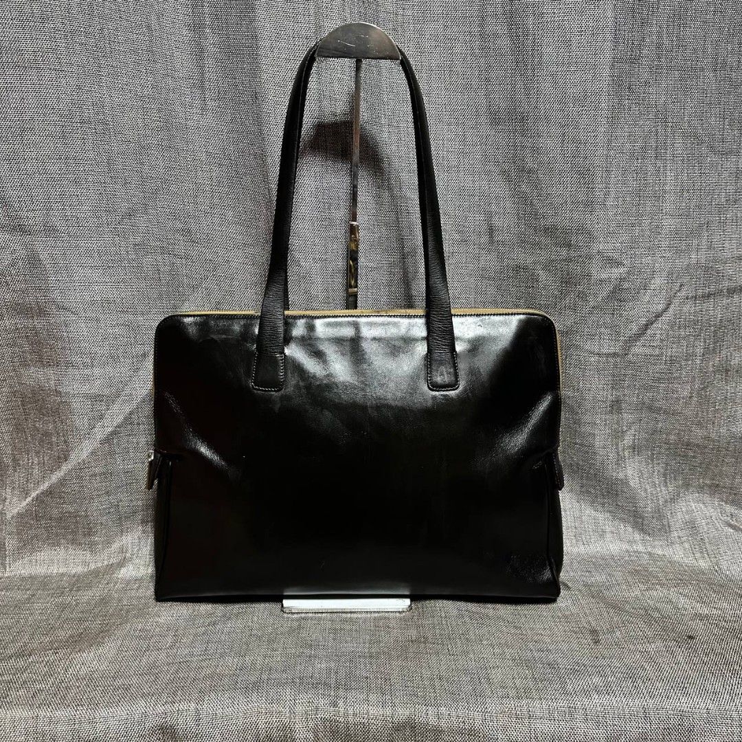 Bally shoulder bag (Category: Luxury Bags & Wallets) located in Manila. Submitted by greyinfash06839 (Listing ID 1320047940, Image 1). Description: 🤍Price: 8,999 pesos only 🤍Item: Bally shoulder bag 🤍Brand: Bally 🤍Matirial: Leather 🤍Quality: Original 🤍color: Black 🤍Size: Medium 🤍Dimension. H: 12 L: 16 W: 2 🤍Sex: Unisex 🤍Issue: Sign of use 🤍Condition Rate: 9/10 🤍Other info:.