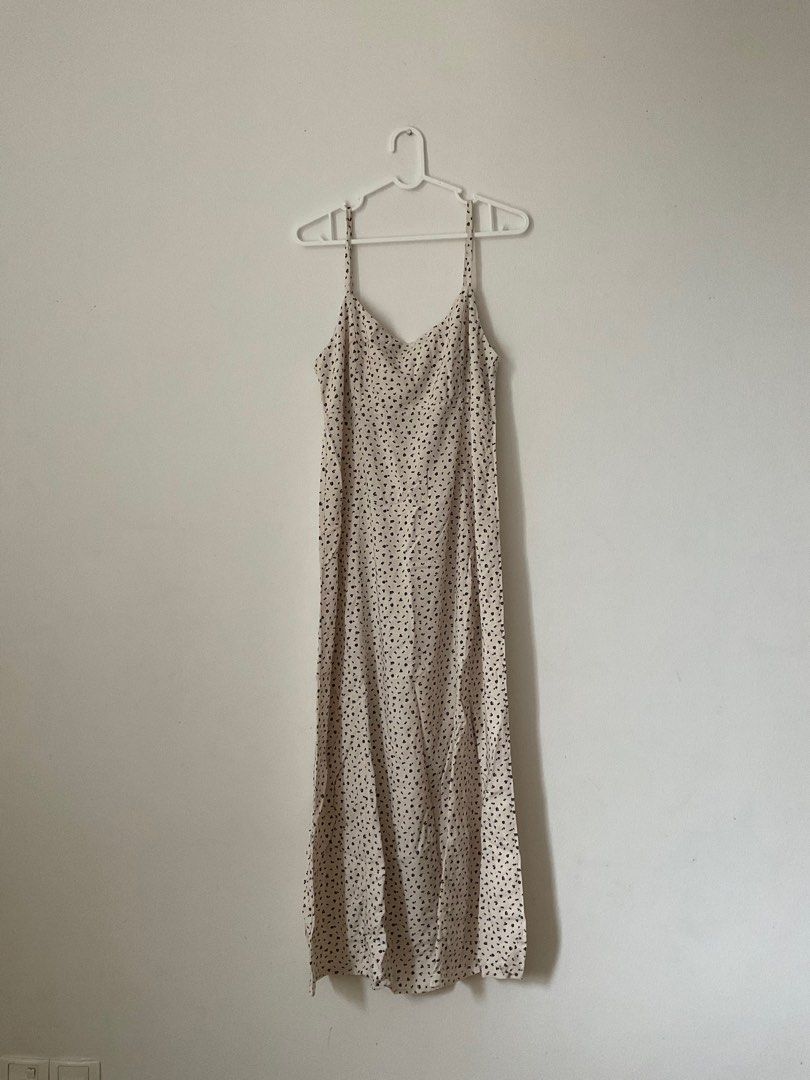bnwt brandy melville colleen dress white florals, Women's Fashion, Dresses  & Sets, Dresses on Carousell