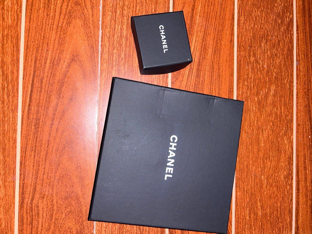 Chanel box (Category: Luxury Accessories) located in Davao. Submitted by japanamerican (Listing ID 1320005393, Image 1). Description: Authentic Pang wallet po ang isang box And small kasya earings. Necklace or brouch .