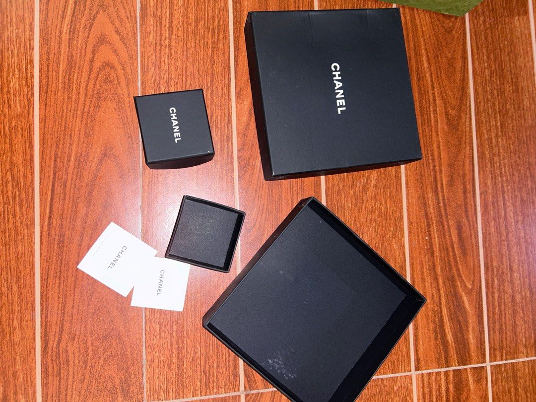 Chanel box (Category: Luxury Accessories) located in Davao. Submitted by japanamerican (Listing ID 1320005393, Image 2). Description: Authentic Pang wallet po ang isang box And small kasya earings. Necklace or brouch .