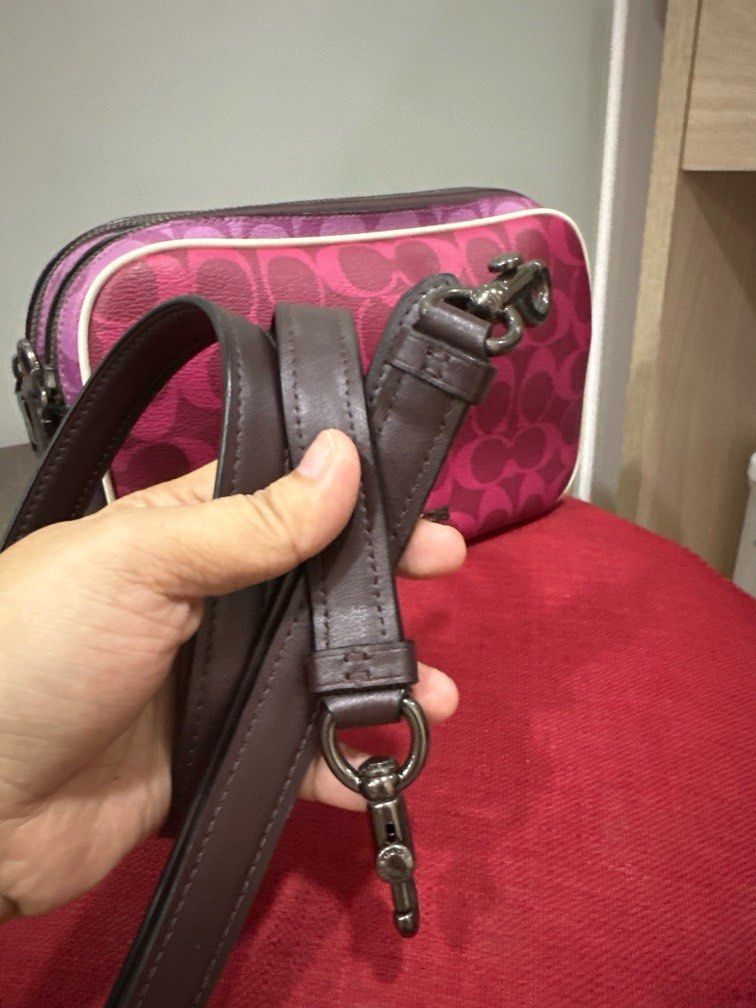 COACH JES CROSSBODY LIMITED EDITION (Category: Luxury Bags & Wallets) located in Cavite. Submitted by iamish12 (Listing ID 1319918061, Image 2). Description: once ko lang to nagamit kaya good as new talaga to.. puro alikabok na nga lang punasan ko nalang heheh..