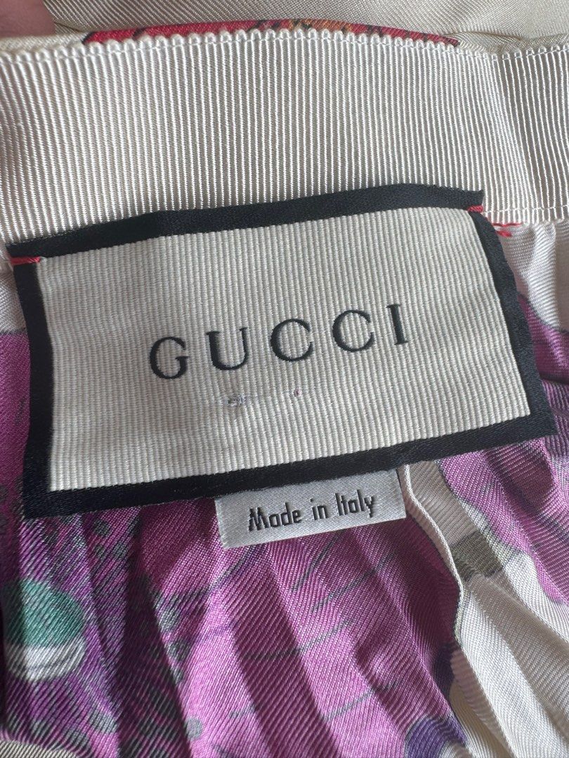 gucci (Category: Skirts) located in Lingayen. Submitted by lux_thrift (Listing ID 1319924428, Image 3). Description: SUPER SALE!! waistline 28 missing washtag and lock at the side for the hook.