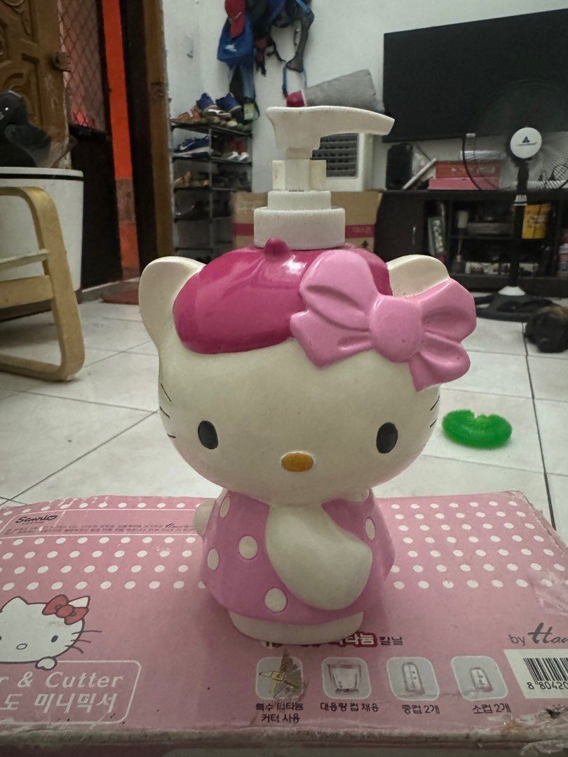 Hello kitty bonjour Paris 2008 series ceramic lotion bottle pump (Category: Bathtub & Bath Accessories) located in Antipolo. Submitted by kawaiikeepsake (Listing ID 1320007852, Image 1). Description: .