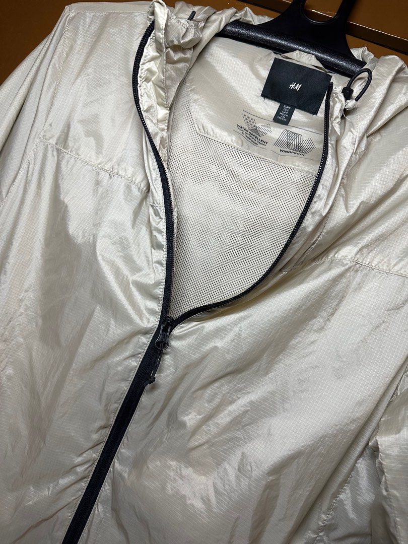 H&M Windbreaker Jacket (Category: Coats, Jackets and Outerwear) located in Manila. Submitted by declutter_270 (Listing ID 1320058947, Image 2). Description: -rfs decluttering.