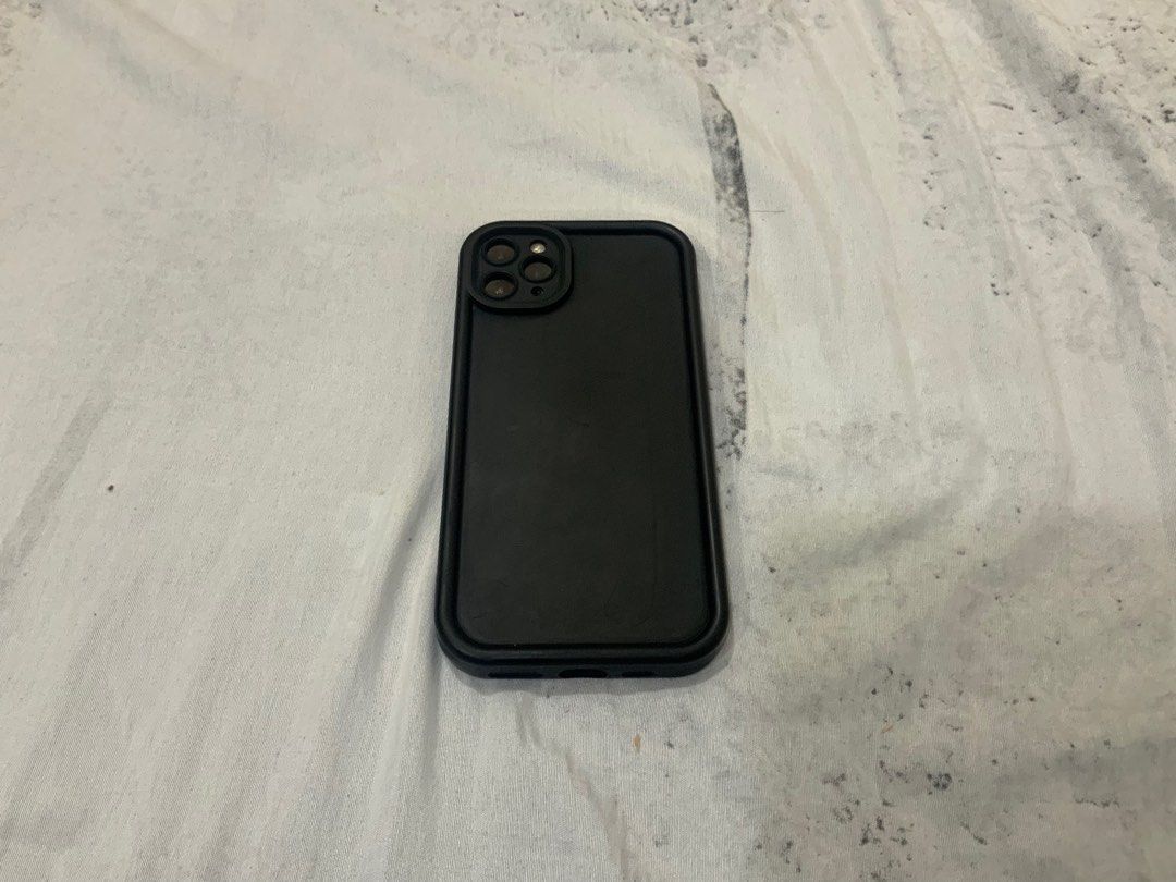 Iphone 11 Pro Max 64 GB Midnight Green (Category: iPhone 11 Series) located in Quezon. Submitted by jesln (Listing ID 1319983372, Image 2). Description: Recently updated 64gb Factory unlock 77 battery health Inclusions: Charger and case No issue besides sa may scratches sa top part ng phone and may amoled burn sa screen The cracks are from the tempered glass All working besides that and performance is still good Negotiable for sure buyers only me