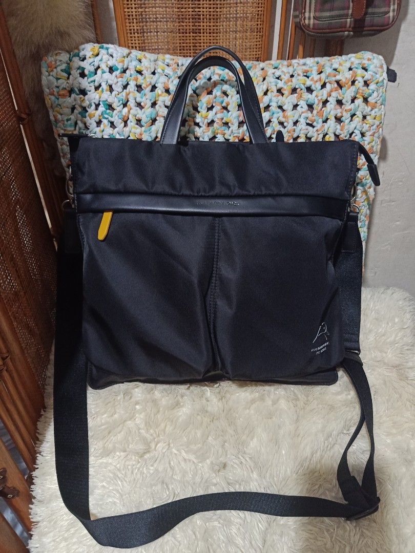 mandarina duck..document/laptop bag (Category: Cross-body Bags) located in Cebu City. Submitted by lumaynojes00490 (Listing ID 1320055423, Image 2). Description: almost new condition.