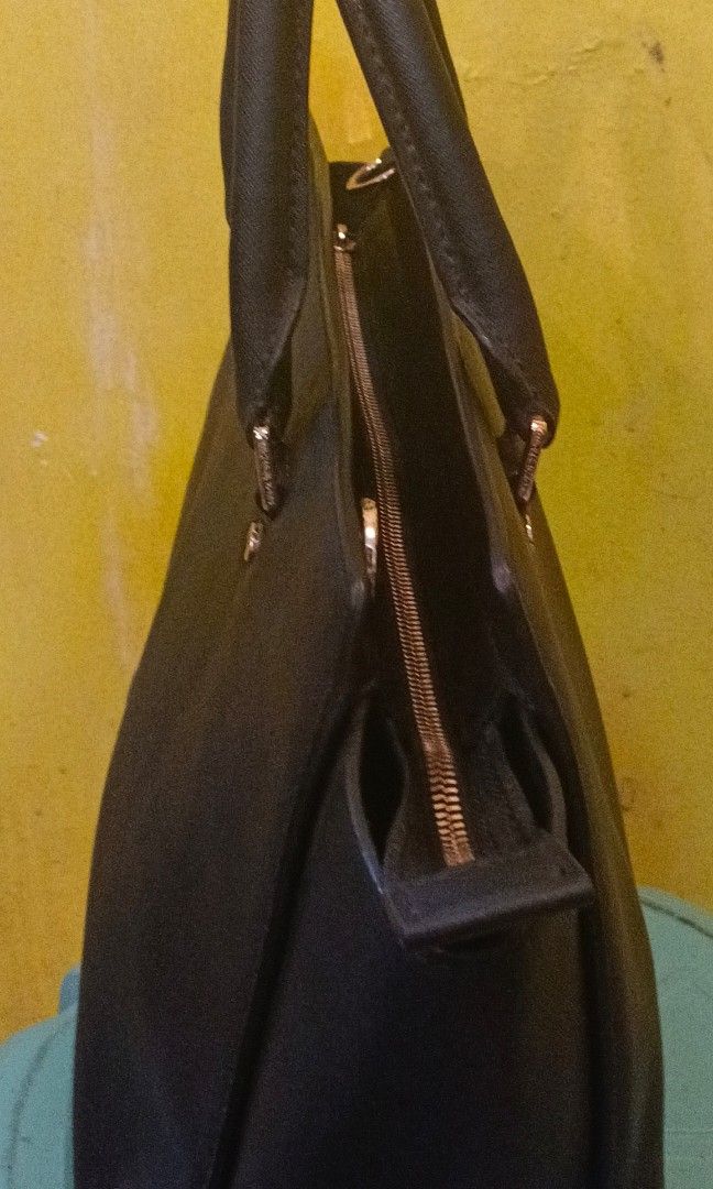 Michael Kors Hand Bag (Category: Luxury Bags & Wallets) located in Legazpi City. Submitted by georgepineda791 (Listing ID 1320038209, Image 2). Description: Preloved Michael Kors leather bag. It boasts a YKK zipper, gold-tone hardware, and very minimal signs of usage. While it doesn’t come with a strap, you can add one using the convenient sling slots.