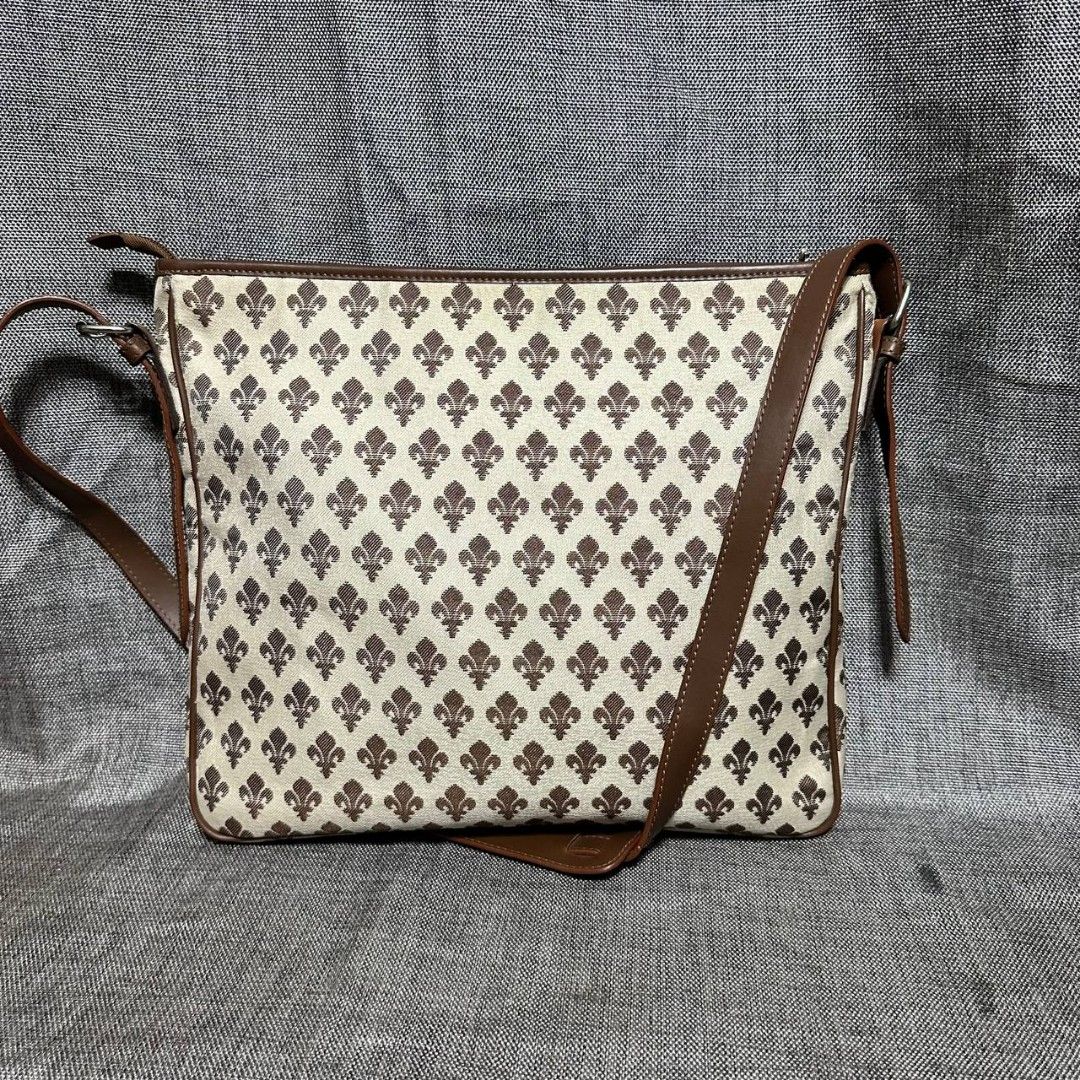 Patrick cox sling bag (Category: Luxury Bags & Wallets) located in Manila. Submitted by greyinfash06839 (Listing ID 1320048504, Image 1). Description: 🤍Price: 2,900 pesos only 🤍Item: Patrick cox sling bag 🤍Brand: Patrick Cox 🤍Matirial: Canvas 🤍Quality: Original 🤍color: Brown 🤍Size: Medium 🤍Dimension. H: 12 L: 14 W: 2 🤍Sex: For men 🤍Issue: Minimal sign of use 🤍Condition Rate: 9/10 🤍Other info:.