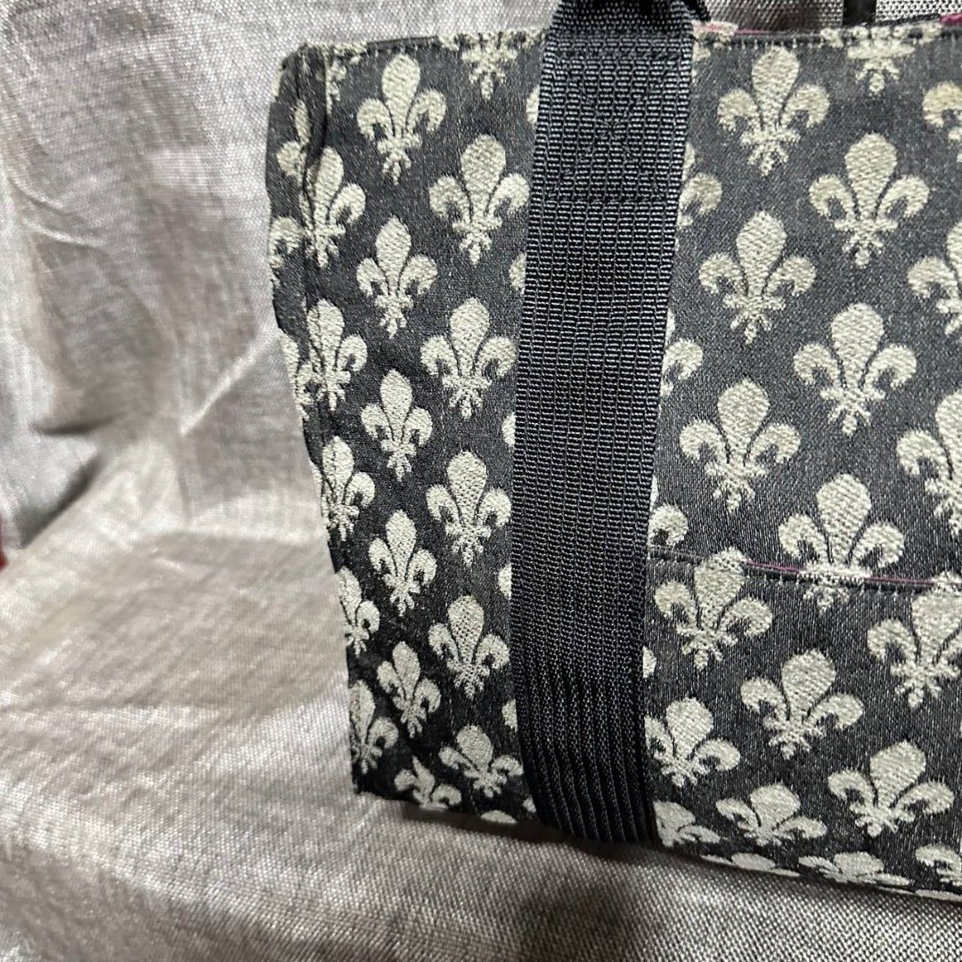Patrick Cox small tote (Category: Luxury Bags & Wallets) located in Manila. Submitted by greyinfash06839 (Listing ID 1320048136, Image 3). Description: 🤍Price: 3,999 pesos only 🤍Item: Patrick Cox small tote 🤍Brand: Patrick Cox 🤍Matirial: Nylon 🤍Quality: Original 🤍color: Black 🤍Size: Small 🤍Dimension. H: 10 L: 12 W: 4 🤍Sex: Unisex 🤍Issue: Sign of use 🤍Condition Rate: 9/10 🤍Other info:.