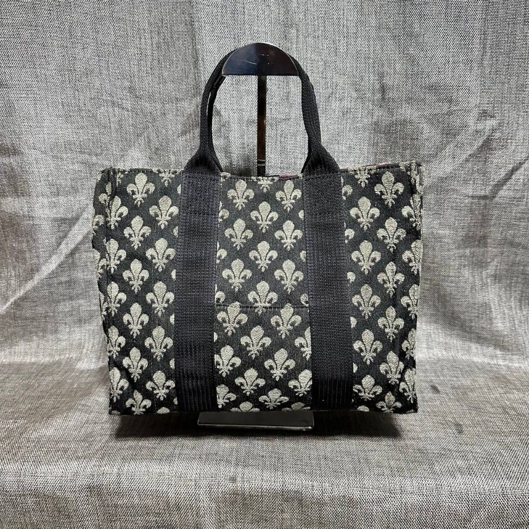Patrick Cox small tote (Category: Luxury Bags & Wallets) located in Manila. Submitted by greyinfash06839 (Listing ID 1320048136, Image 1). Description: 🤍Price: 3,999 pesos only 🤍Item: Patrick Cox small tote 🤍Brand: Patrick Cox 🤍Matirial: Nylon 🤍Quality: Original 🤍color: Black 🤍Size: Small 🤍Dimension. H: 10 L: 12 W: 4 🤍Sex: Unisex 🤍Issue: Sign of use 🤍Condition Rate: 9/10 🤍Other info:.