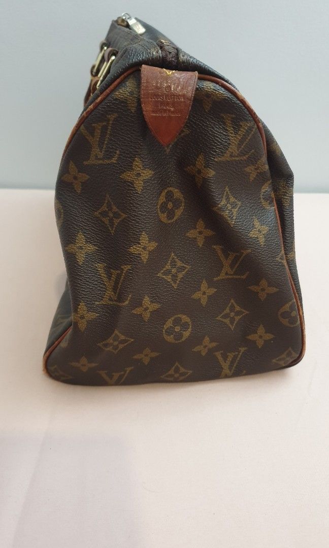 Speedy (Category: Luxury Bags & Wallets) located in San Juan City. Submitted by parrishop (Listing ID 1319984984, Image 3). Description: Lv speedy 25. please refer to the photos. preloved from japan. Bag that will never go out of style. Issues: small cracks on the lips of the bag napalitan na din zipper.