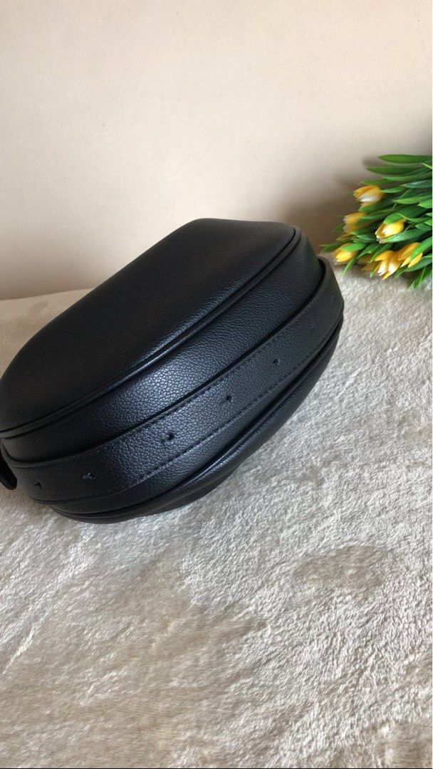 Brandnew shoulder bag handbag (Category: Shoulder Bags) located in Taguig. Submitted by SrinyeStyle.ph (Listing ID 1320219705, Image 3). Description: Brandnew shoulder bag handbag.