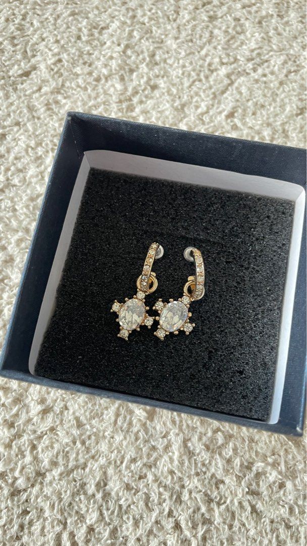 Carolee lux earrings top