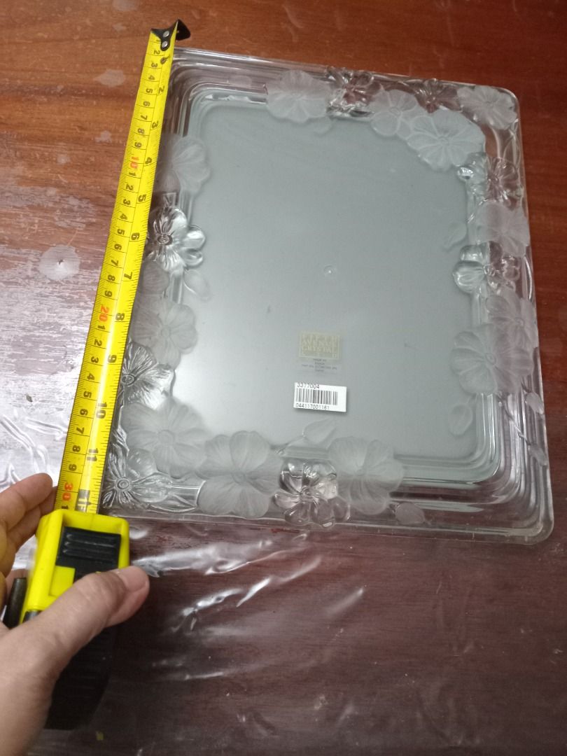 Fifth Avenue crystal photo frame (Category: Frames & Pictures) located in Marikina City. Submitted by lynx1972 (Listing ID 1320222541, Image 3). Description: Fifth avenue crystal photo frame Heavy ; with embossed flower design Selling at a low price bec its box is already dilapidated.