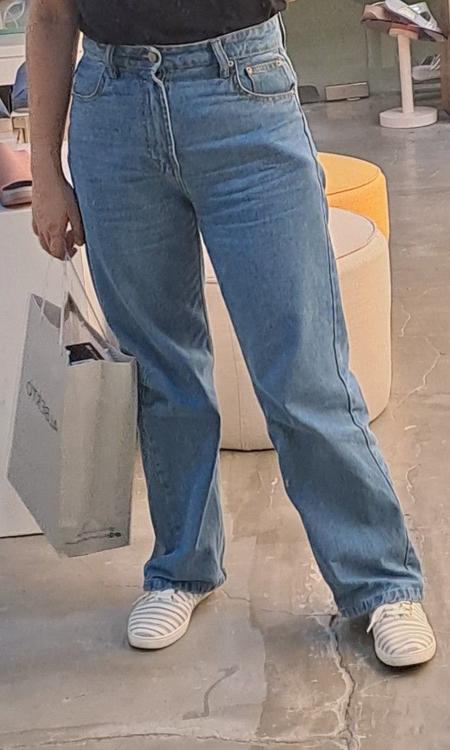 High waist Wide leg pants (Category: Jeans) located in Cebu City. Submitted by kommika (Listing ID 1320230885, Image 3). Description: Waist size 28-29 No flaws, good as new Hard denim.