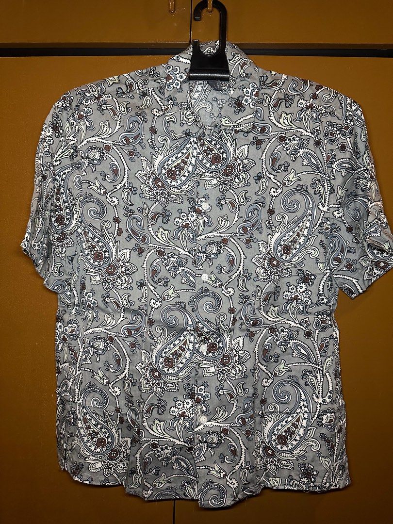 H&M Patterned Button Down Polo Gray (Category: Tshirts & Polo Shirts ) located in Manila. Submitted by declutter_270 (Listing ID 1320200883, Image 1). Description: -rfs decluttering -size: Medium.