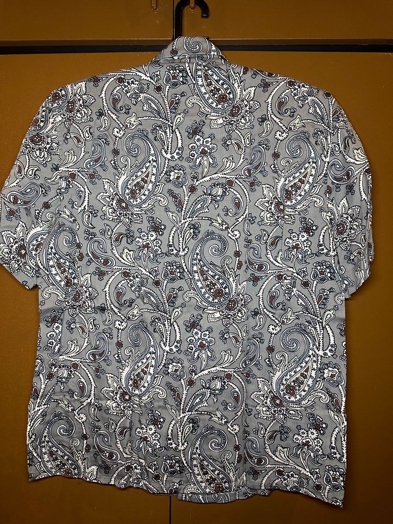 H&M Patterned Button Down Polo Gray (Category: Tshirts & Polo Shirts ) located in Manila. Submitted by declutter_270 (Listing ID 1320200883, Image 2). Description: -rfs decluttering -size: Medium.
