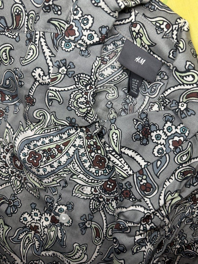 H&M Patterned Button Down Polo Gray (Category: Tshirts & Polo Shirts ) located in Manila. Submitted by declutter_270 (Listing ID 1320200883, Image 3). Description: -rfs decluttering -size: Medium.