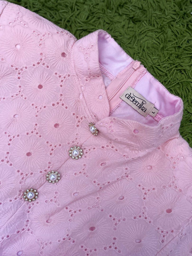 Dreemika (Category: Baju Kurung & sets) located in Kuala Lumpur. Submitted by hakimahabdmanaf (Listing ID 1320083439, Image 3). Description: Serious buyers only & no fussy💸 Markdown price from RM150 to RM100 only Brand : Dreemika Colour : Soft pink Collection raya 2023 Used 2 times only Condition like new M to L can fix nicely sales are final no refund, return, or exchange.