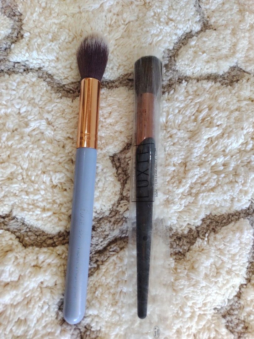 LUXIE (contour and powder brush) (Category: Makeup) located in Davao. Submitted by dada_ahi (Listing ID 1320089388, Image 1). Description: nasira lang yung packaging ng isang brush both are new.