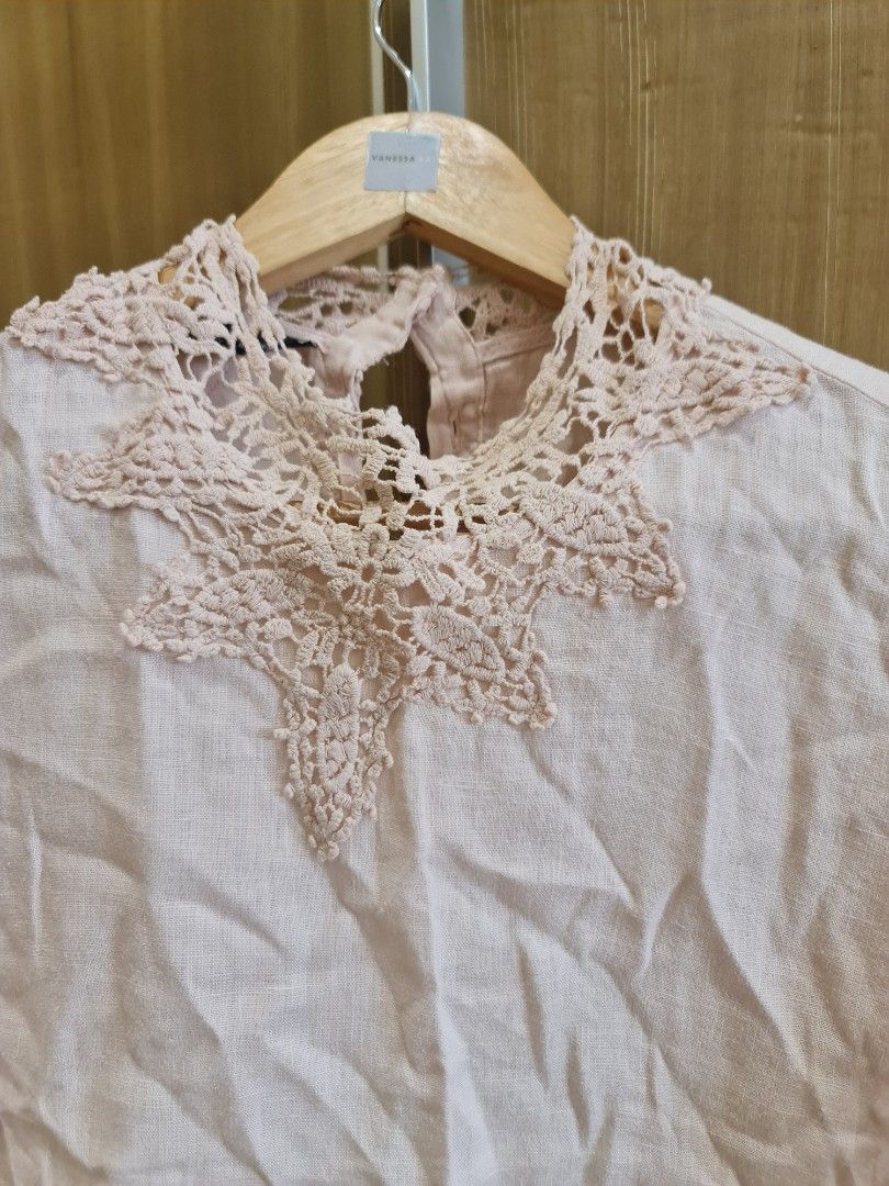 M Zara Basic Blouse (Category: Blouses) located in Quezon City. Submitted by fp332 (Listing ID 1320174017, Image 1). Description: altered the sleeves from long to short. Great fabric and fit :) but just needs to be seamed (not very obvious when worn but see last picture)..