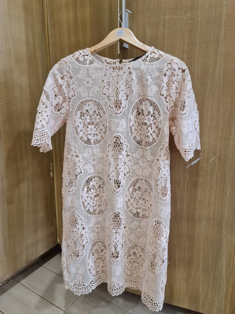 M Zara Basic Dress (Category: Dresses) located in Quezon City. Submitted by fp332 (Listing ID 1320174795, Image 1). Description: great fit, worn this in a formal event. can fit small-medium..