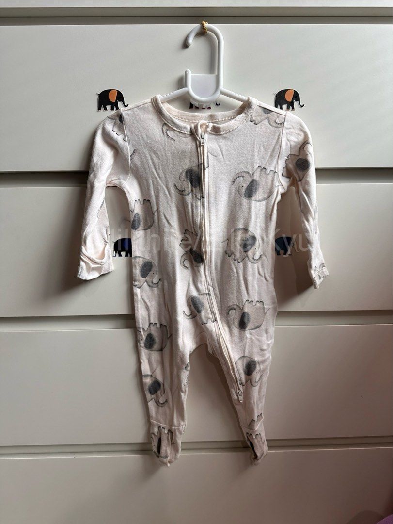 Old Navy 2- way zip frogsuit (size: 6-9 months) (Category: Babies & Kids Fashion) located in Mandaluyong City. Submitted by lilithiie (Listing ID 1320066253, Image 1). Description: .