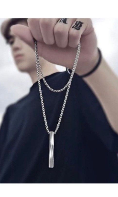 Rectangular bar necklace (Category: Jewelry) located in Singapore. Submitted by ryan1947439 (Listing ID 1320191310, Image 2). Description: Amazing durable chain and beautiful accessory.