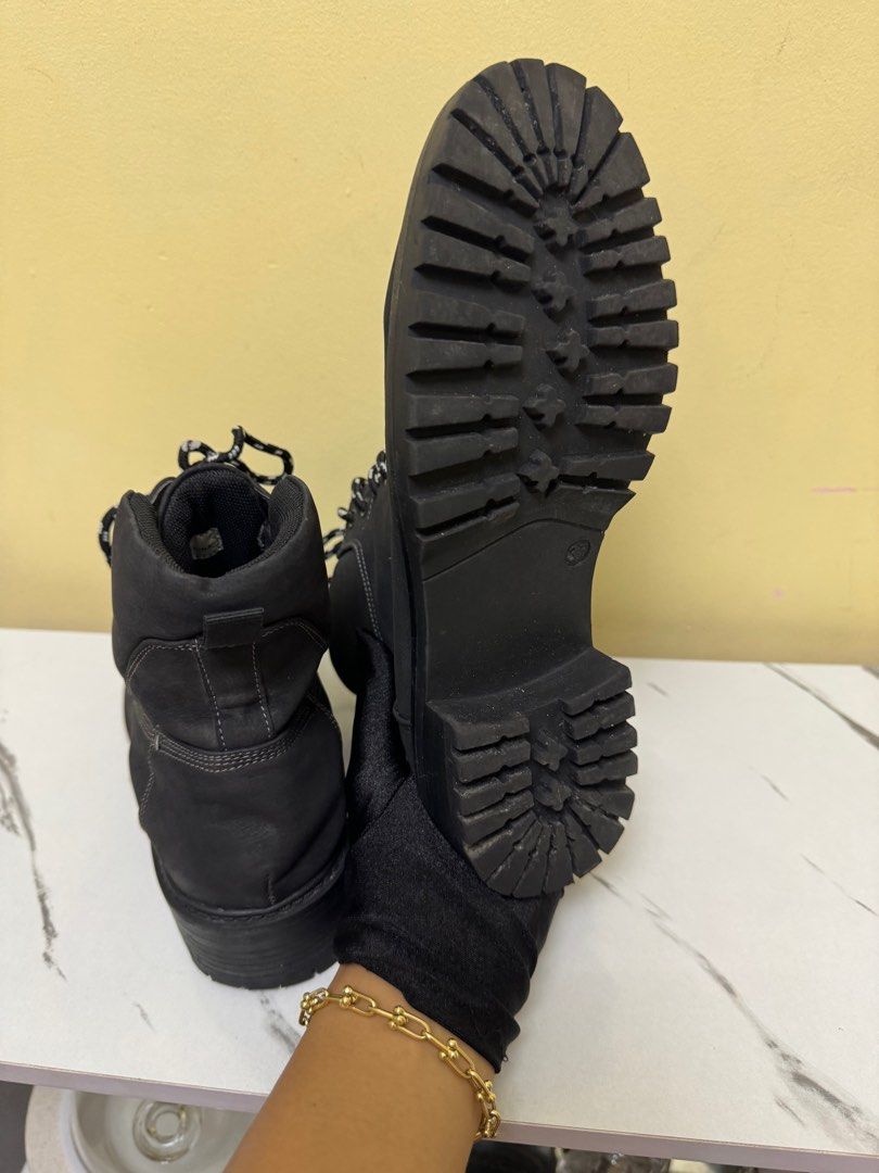 Steve madden combat shoes (Category: Boots) located in Rizal. Submitted by houseofbell (Listing ID 1320156724, Image 3). Description: Likenew continues Women size 7.