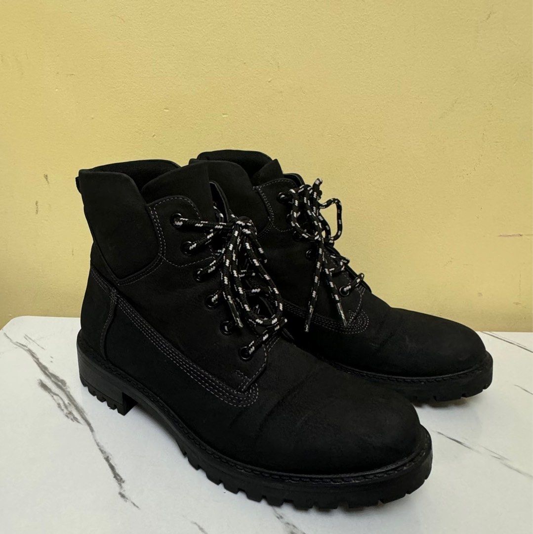 Steve madden combat shoes (Category: Boots) located in Rizal. Submitted by houseofbell (Listing ID 1320156724, Image 1). Description: Likenew continues Women size 7.