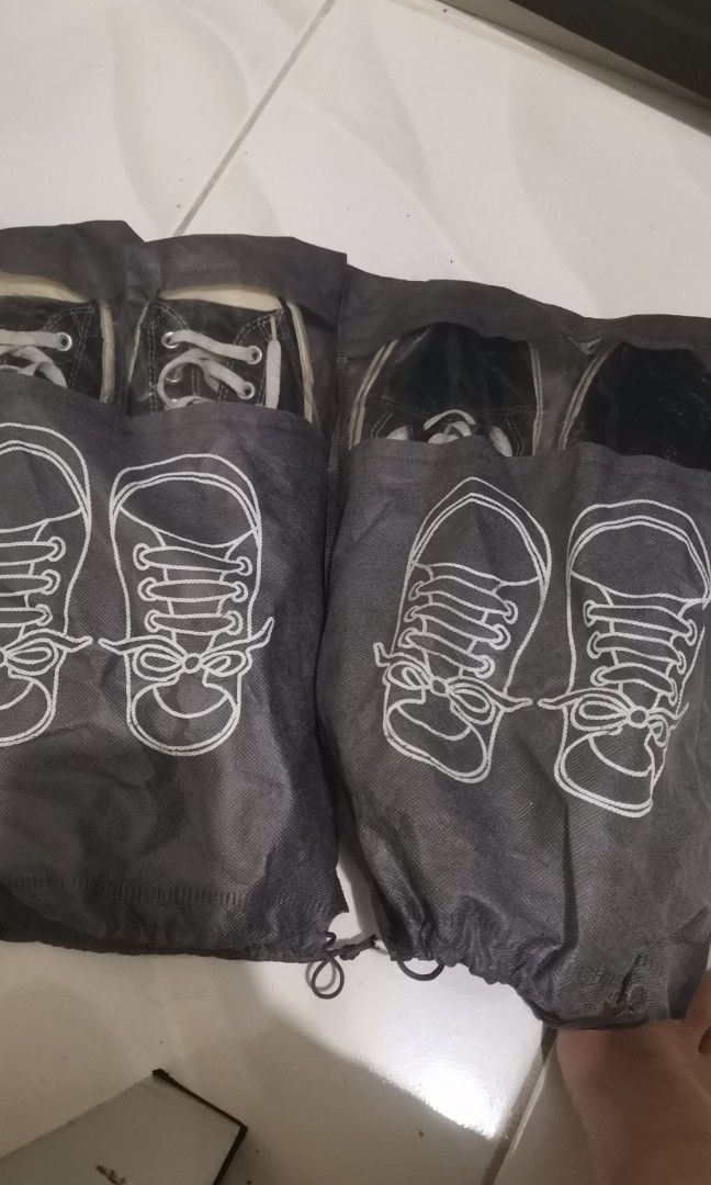Vans Chucks bogo (Category: Casual Shoes) located in Quezon City. Submitted by simplelang22 (Listing ID 1320146856, Image 3). Description: Buy 1 get 1 1200 pesos only Pics Describe itself Pickup or via courier plus shipping fee Vans size 10 Chuks 9.5.