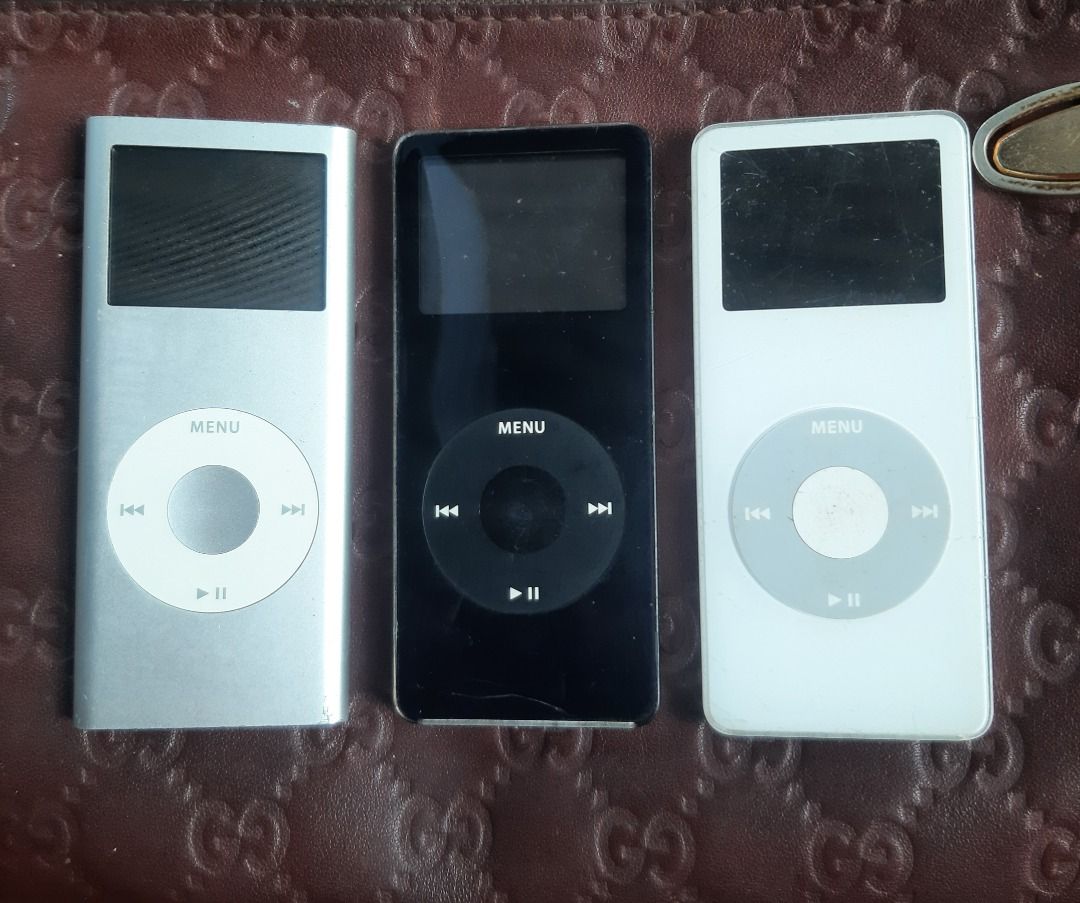Vintage apple ipod nano white black silver (Category: Portable Music Players) located in San Carlos. Submitted by khaisser07 (Listing ID 1320087969, Image 1). Description: Vintage Apple iPod Nano 1st Gen White Black silver Black 1GB - 1600 White 4GB -2000 silver 2GB -1800 Comes with 400 + songs downloaded Can ship nationwide. Thanks for looking.