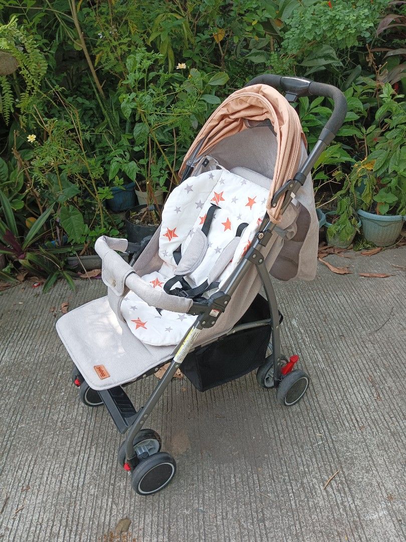 YOBOO STROLLER FOLDABLE LIGHTWEIGHT LYING DOWN (Category: Strollers) located in Paranaque City. Submitted by iloveem (Listing ID 1320125230, Image 2). Description: YOBOO STROLLER Used with care may rust sa few screws and button dahil natambak.