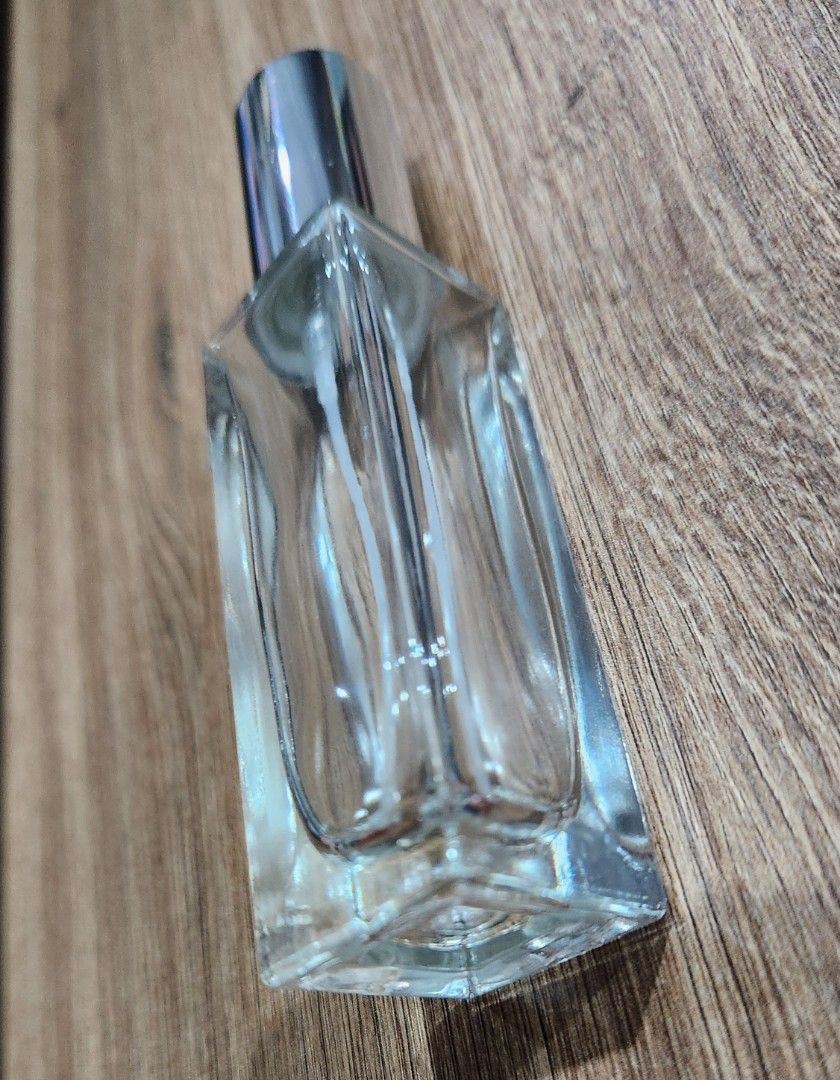 30 ml glass spray bottle for perfume (Category: Fragrance & Deodorants) located in Quezon City. Submitted by mikaela7850263 (Listing ID 1320355543, Image 3). Description: 30 ml glass spray bottle for perfume - with silver cap - never used - dimensions: 3 cm x 12.5 cm x 3 cm Wholesale price available for 15 or more pcs MOP: Gcash, online bank transfer MOD: Grab or Lalamove (shouldered by buyer).