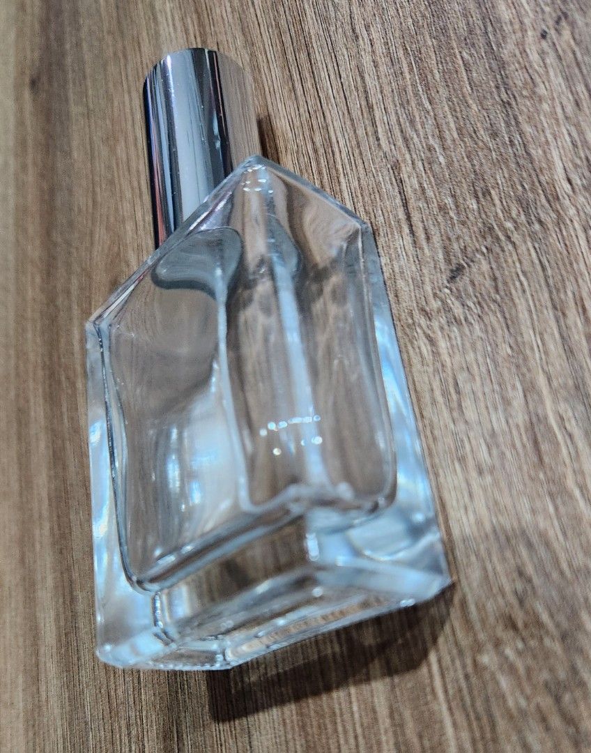 50 ml glass spray bottle for perfume (Category: Fragrance & Deodorants) located in Quezon City. Submitted by mikaela7850263 (Listing ID 1320353406, Image 3). Description: 50 ml glass spray bottle for perfume - with silver cap - never used - dimensions: 5.5 cm × 11.5 cm x 3 cm Wholesale price available for 15 or more pcs MOP: Gcash, online bank transfer MOD: Grab or Lalamove (shouldered by buyer).