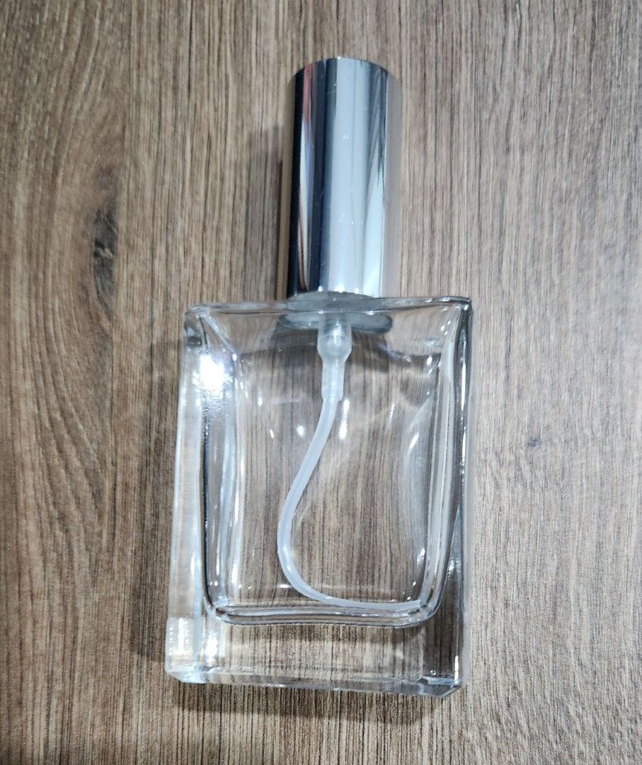 50 ml glass spray bottle for perfume (Category: Fragrance & Deodorants) located in Quezon City. Submitted by mikaela7850263 (Listing ID 1320353406, Image 2). Description: 50 ml glass spray bottle for perfume - with silver cap - never used - dimensions: 5.5 cm × 11.5 cm x 3 cm Wholesale price available for 15 or more pcs MOP: Gcash, online bank transfer MOD: Grab or Lalamove (shouldered by buyer).
