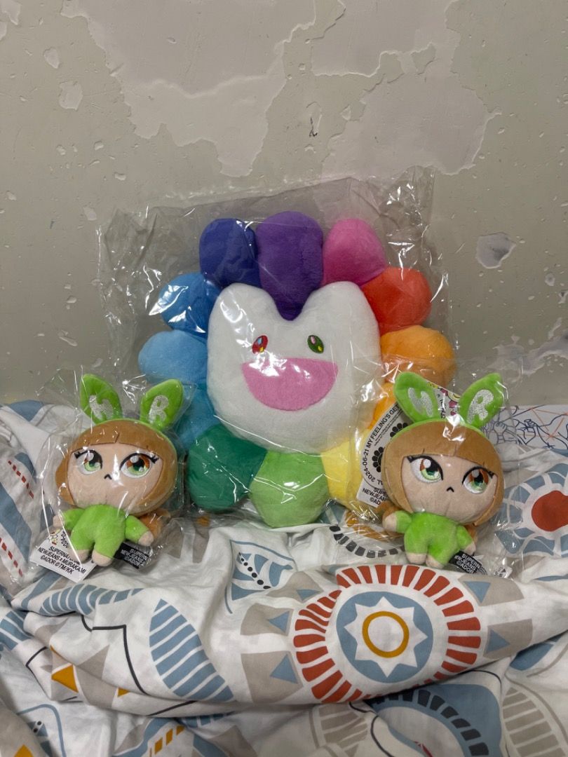 現貨村上隆花花30cm NEWJEANS X MURAKAMI CUSHION 30 CM, 興趣及遊戲  